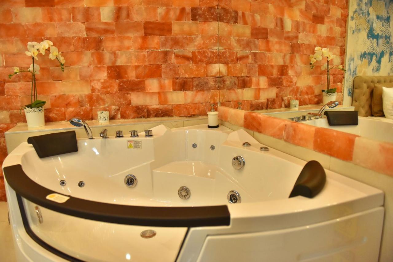 Design Apartment Premium Spa Lux 4 Star "Dubai" Completely Private Wellness & Spa Free Included Sauna & Jacuzzi & Salt Wall & Fire Place & 3D Ceilings & Business Wifi & Netflix & Keyless Code Entry & Full Smart App & Secure 2 Parking Place Чуприя Экстерьер фото
