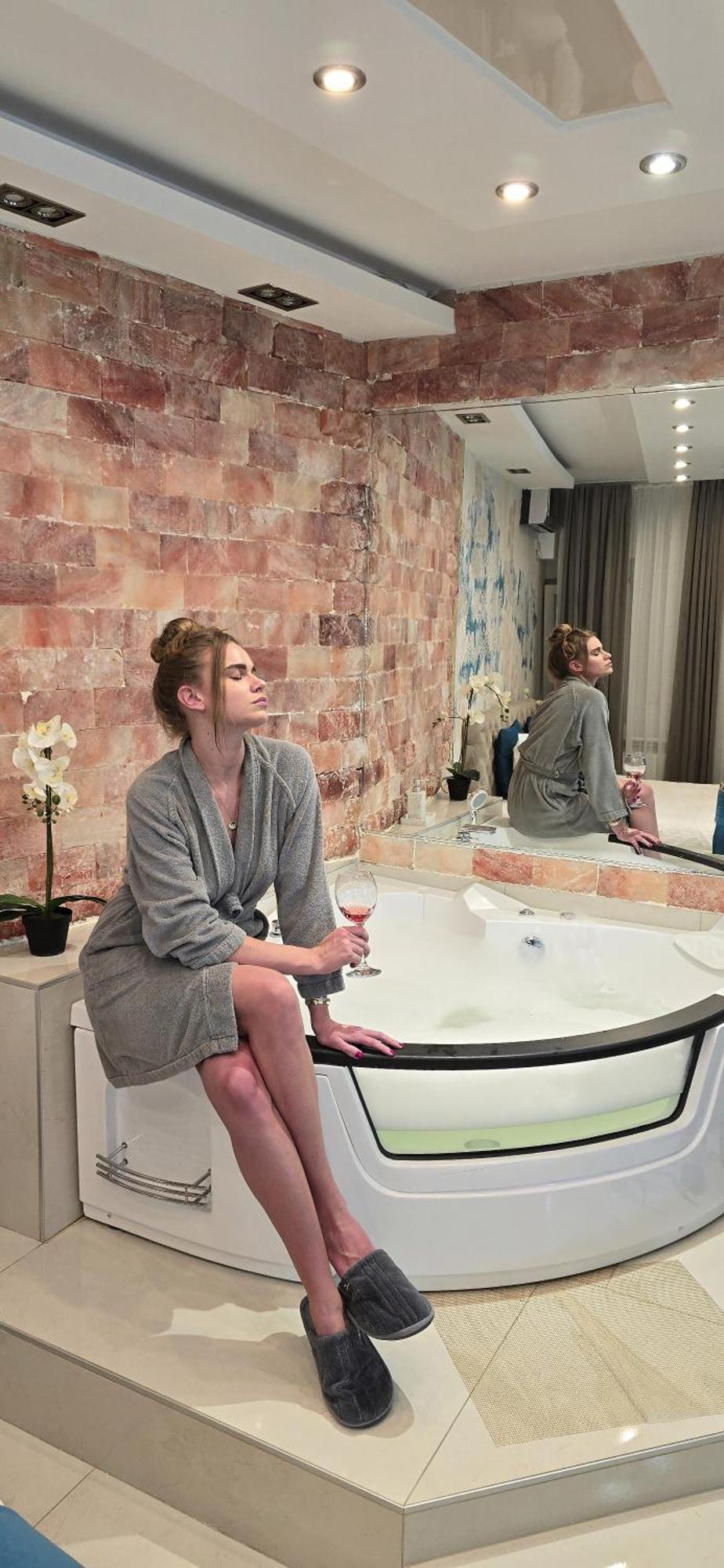 Design Apartment Premium Spa Lux 4 Star "Dubai" Completely Private Wellness & Spa Free Included Sauna & Jacuzzi & Salt Wall & Fire Place & 3D Ceilings & Business Wifi & Netflix & Keyless Code Entry & Full Smart App & Secure 2 Parking Place Чуприя Экстерьер фото