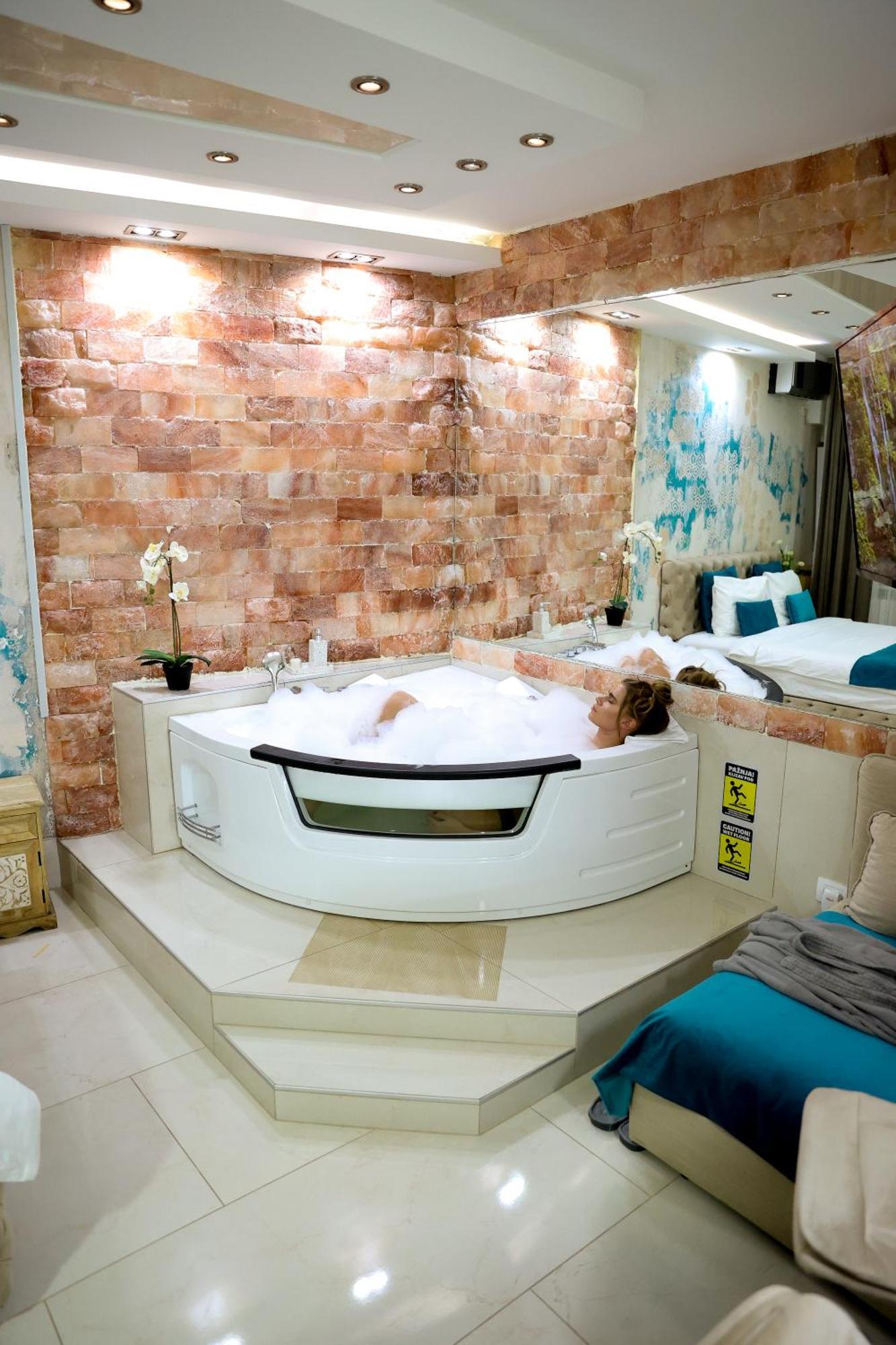 Design Apartment Premium Spa Lux 4 Star "Dubai" Completely Private Wellness & Spa Free Included Sauna & Jacuzzi & Salt Wall & Fire Place & 3D Ceilings & Business Wifi & Netflix & Keyless Code Entry & Full Smart App & Secure 2 Parking Place Чуприя Экстерьер фото